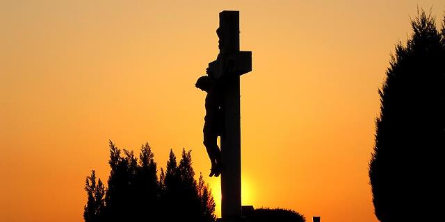 Kreuz am Kriegerdenkmal in Perg